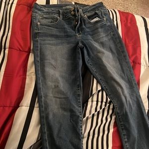 light blue Capri American eagle jeans . size 10